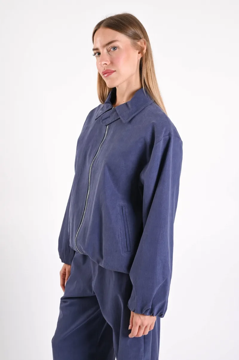 Krátka bunda na zips s golierom
